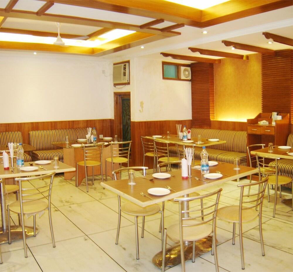 Hotel Apra Deluxe New Delhi Restaurant photo