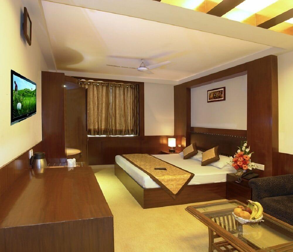 Hotel Apra Deluxe New Delhi Room photo