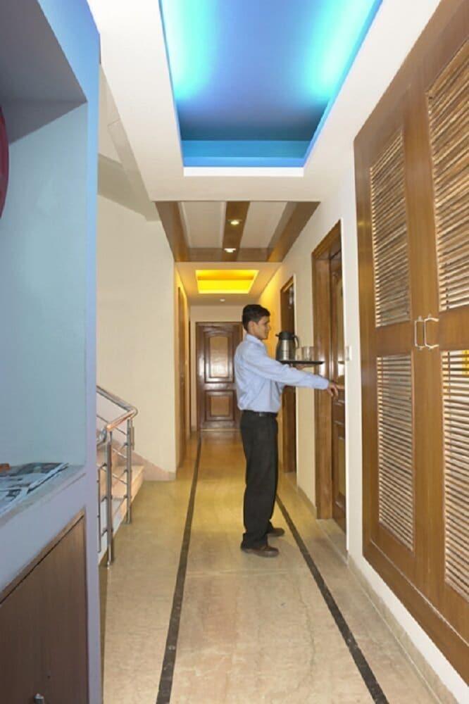 Hotel Apra Deluxe New Delhi Exterior photo