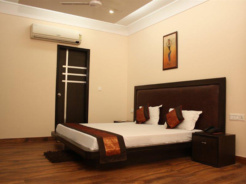 Hotel Apra Deluxe New Delhi Exterior photo