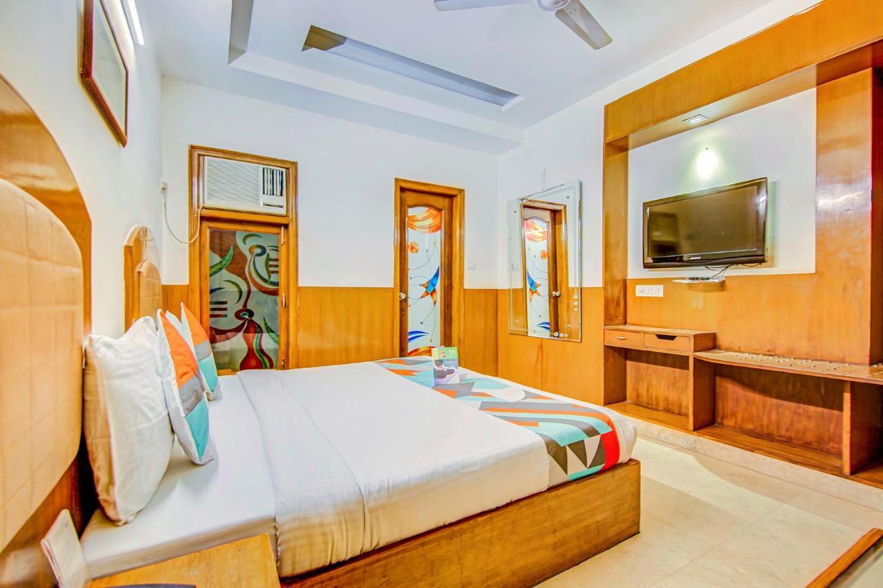 Hotel Apra Deluxe New Delhi Exterior photo
